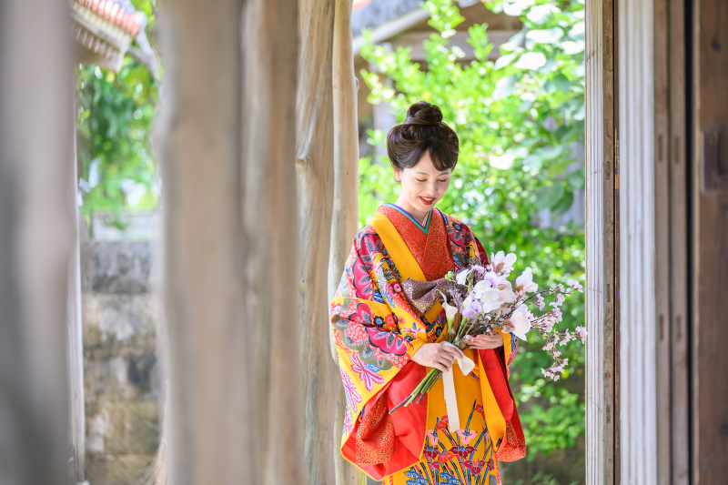 琉球衣装で輝く花嫁