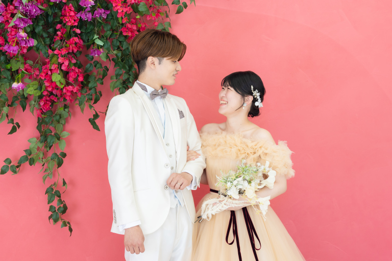 鮮やかなピンクの壁とお花が可愛いスタジオでの撮影