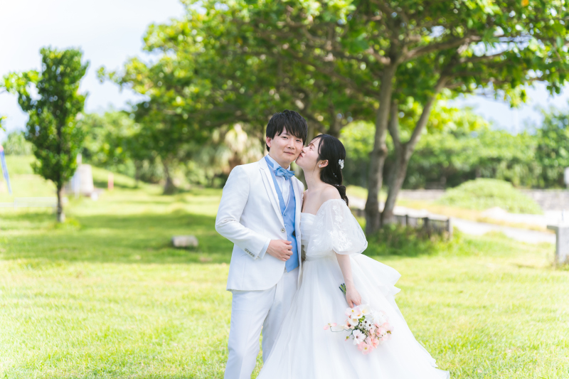 爽やかなグリーンの大自然で、頬にキスを