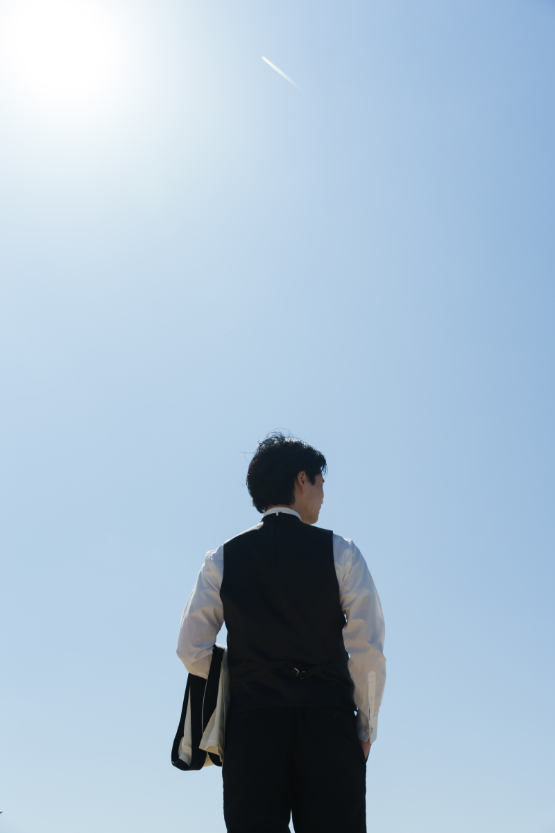 どこまでも広がる空。希望を見つめる頼もしい背中。