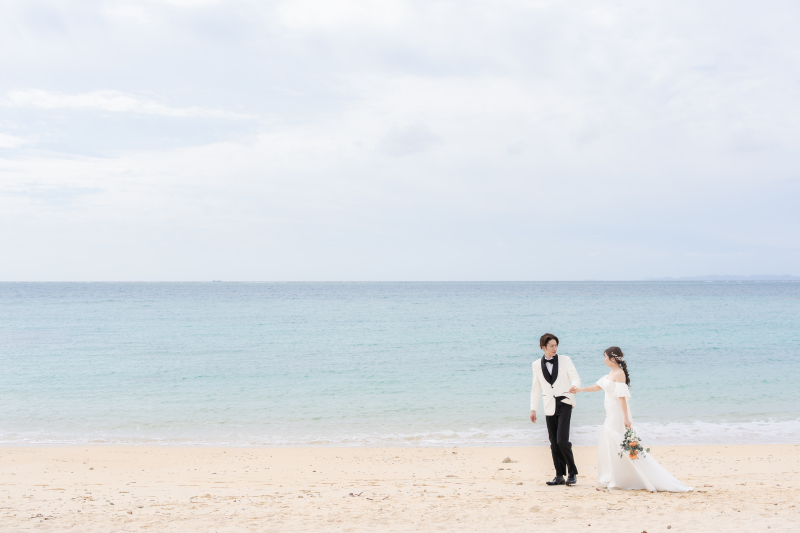 どこまでも続く砂浜を、手を取り合ってゆっくりと