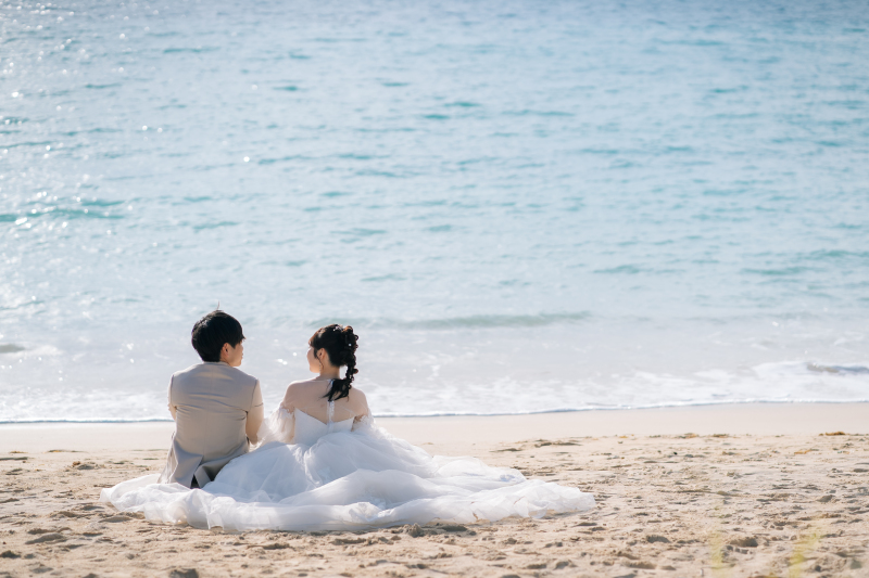 波音を背に並んで座る穏やかな後ろ姿フォト