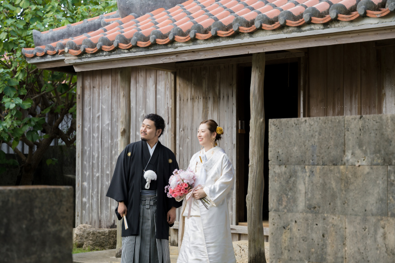 古民家の前で続いていく未来を見上げる和装のふたり