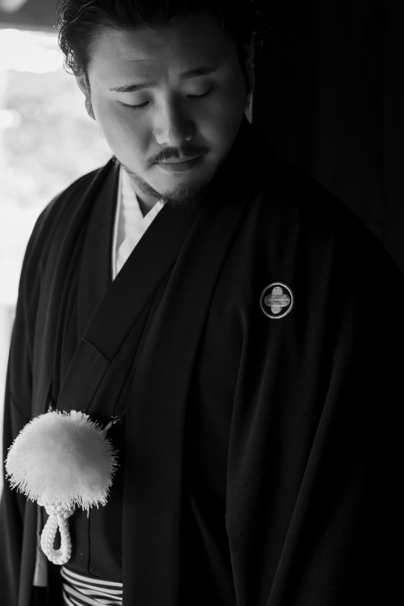 モノクロに映る凛々しい横顔、紋付が語る覚悟の深さ