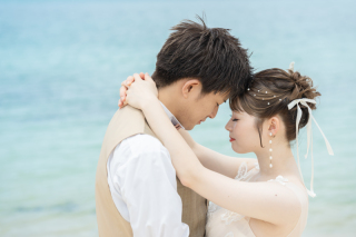 エメラルドの海と豊かな緑に包まれた心温まるマタニティフォト♡