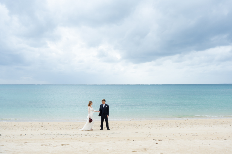 手を取り合い砂浜でゆっくり笑い合う優しい時間の中