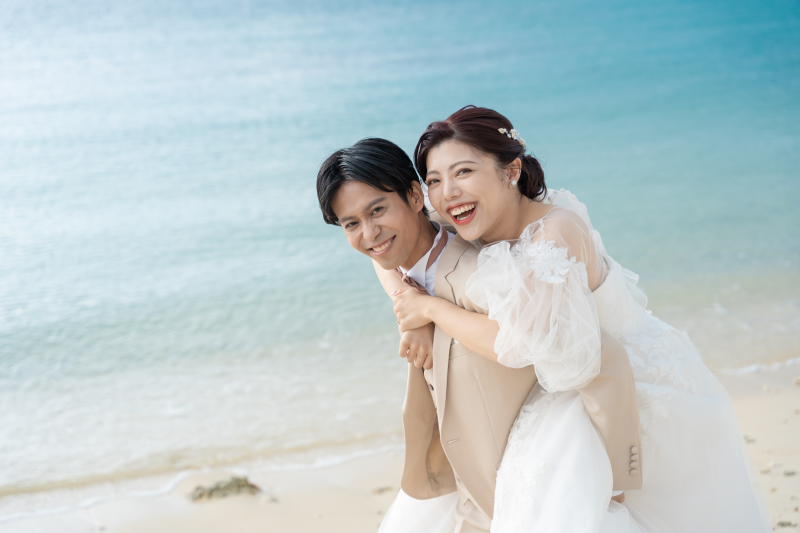 笑顔あふれるビーチおんぶショット♪