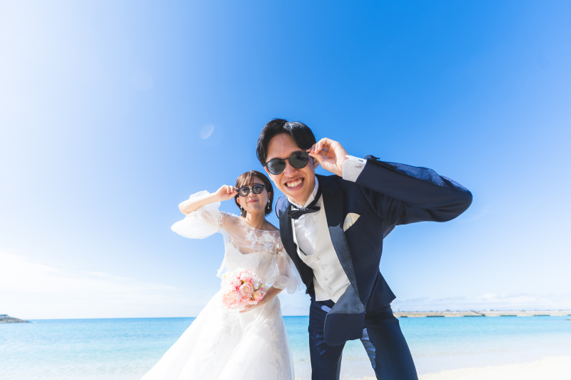 お茶目なサングラス姿でビーチを遊び尽くす!