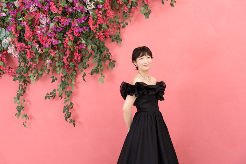 ピンクの背景に黒ドレスが映えるシックなソロカット