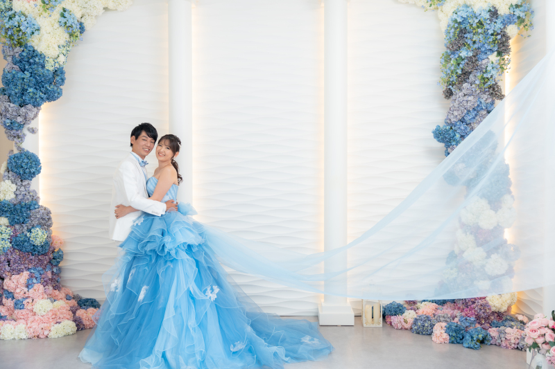 ドレスをなびかせ