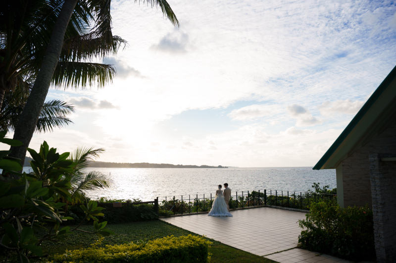 暮れゆく空に解ける心。広大な海を望むテラスにて