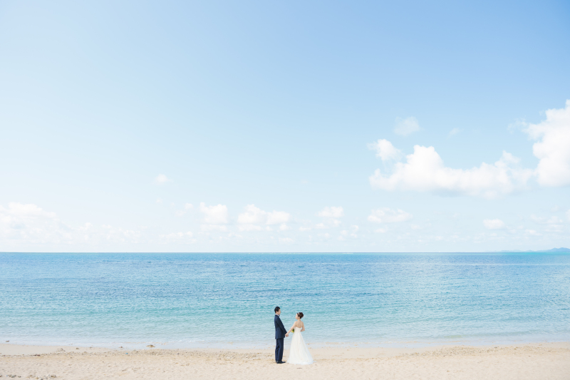 果てしなく広がる青い海と砂浜で紡ぐ愛のストーリー