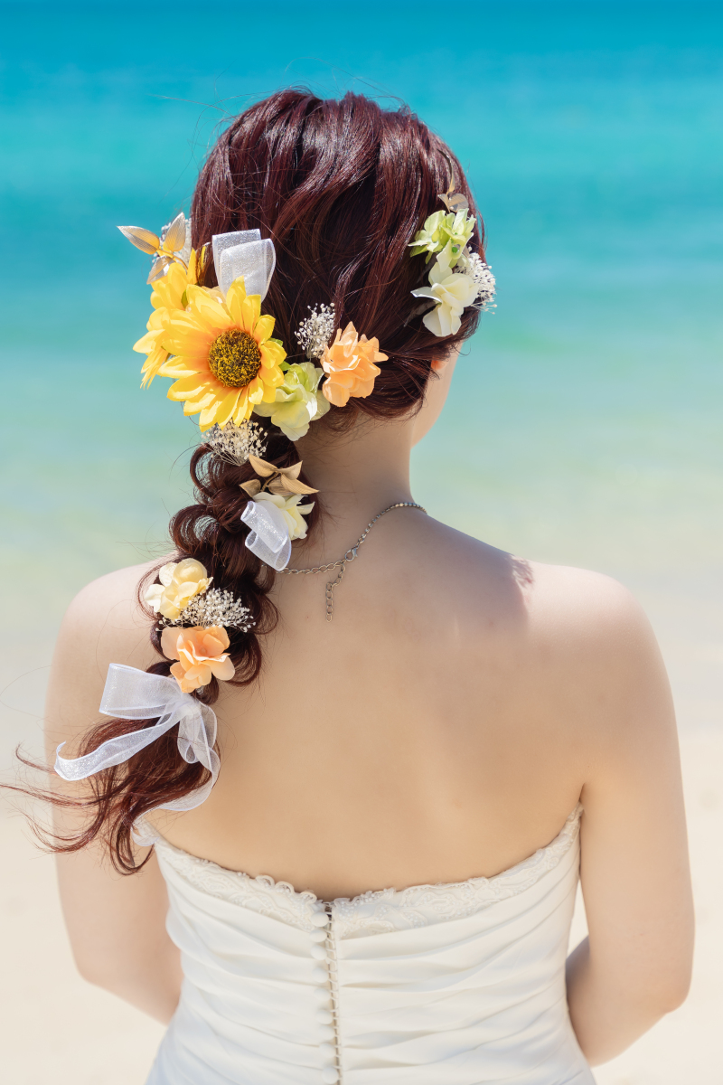 後ろ姿も華やかに彩るひまわりヘアアレンジ!