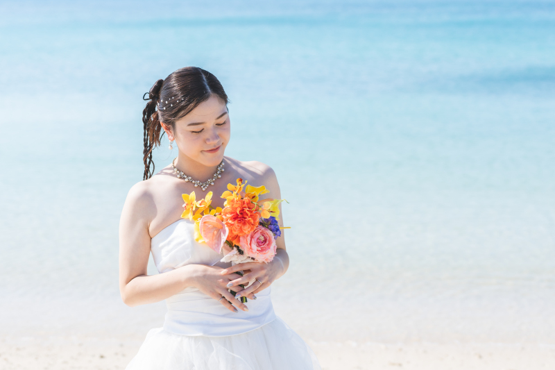 ツインブレイズヘアと海が映える新婦様ソロショット