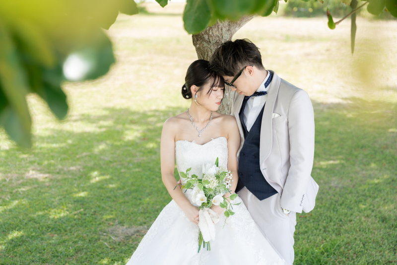 瑞々しい緑に包まれて。木漏れ日が揺らす二人の時間