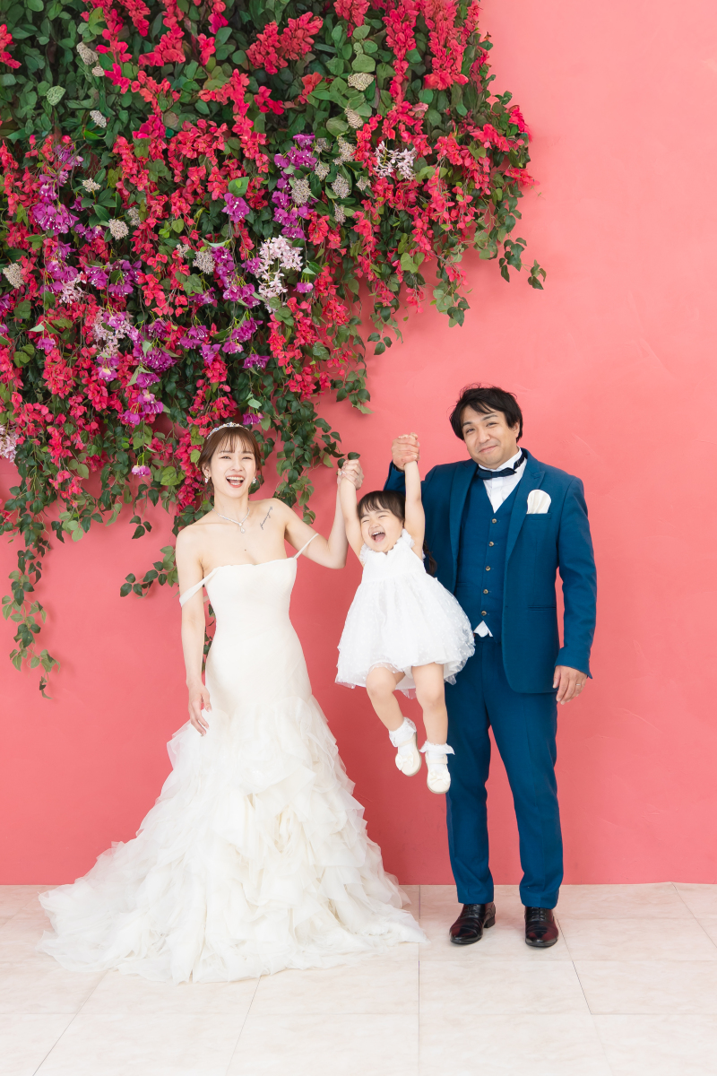 ピンクの壁に笑顔が映える、ハッピーなスタジオ撮影