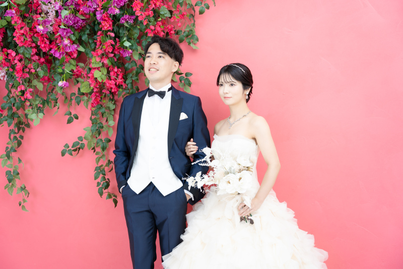 鮮やかなピンクの壁とブーゲンビリアでおしゃれに