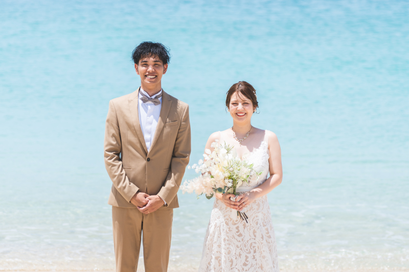 青い海を背にしたおふたりの特別な瞬間