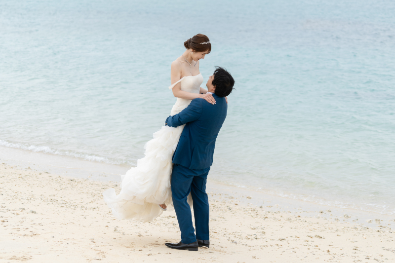 海風を感じながら♡愛を確かめ合う抱っこシーン