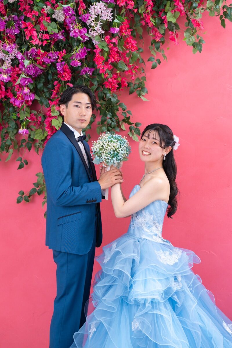 見つめ合って微笑む。ブルーのカラードレスで撮影!