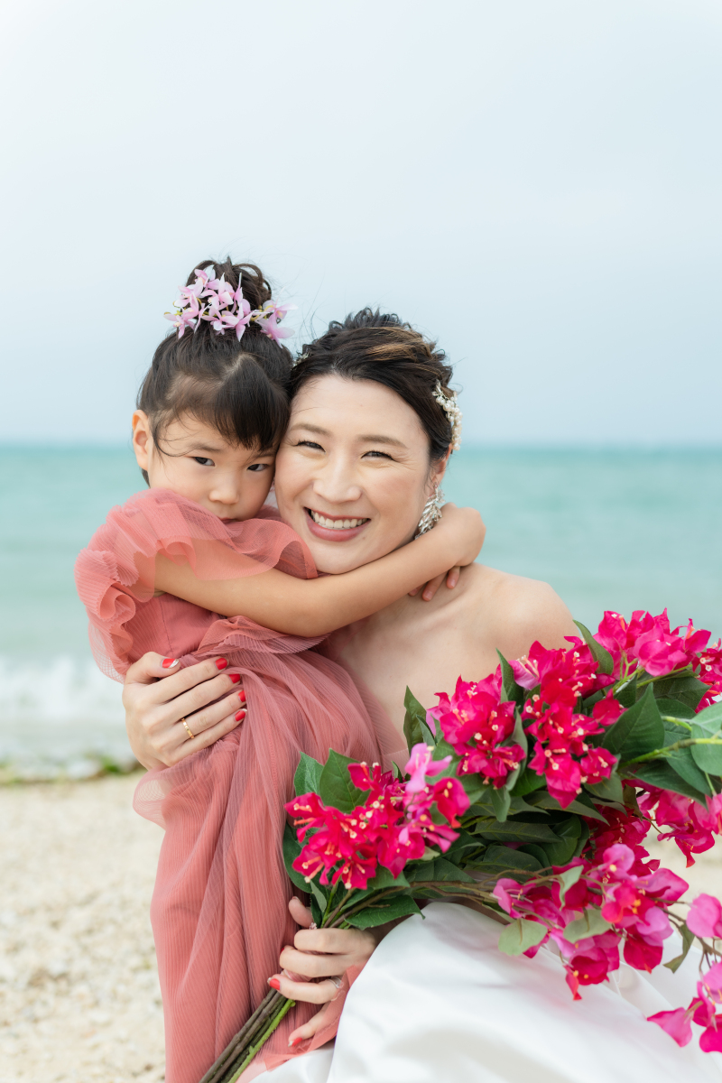 ママのドレス姿見てうっとり