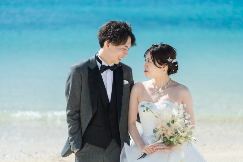 少し照れくさそうに見つめ合うお二人の愛おしい瞬間