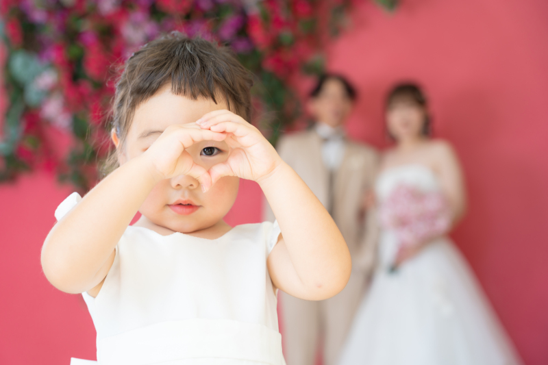 小さなハート越しに見つめる、キュートな一枚♡
