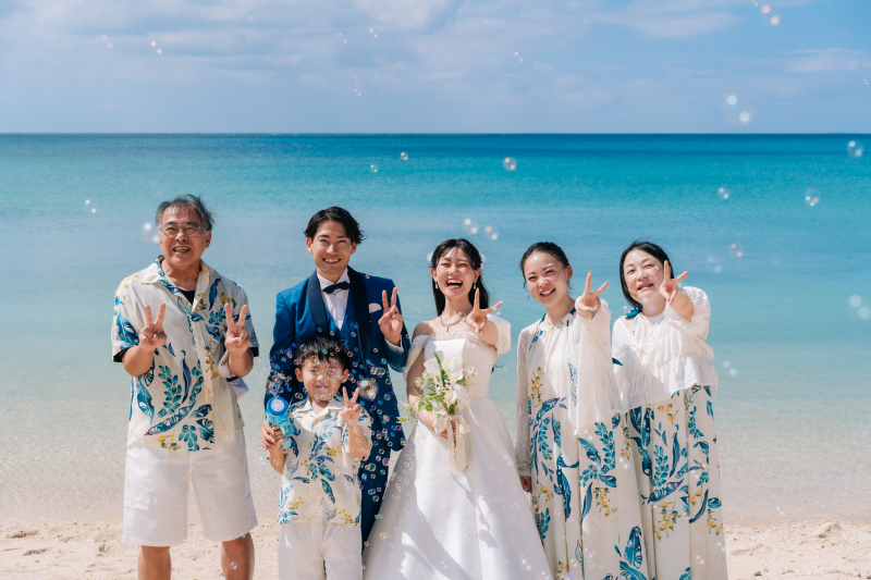 みんなでピース!シャボンに包まれた幸せな家族の形