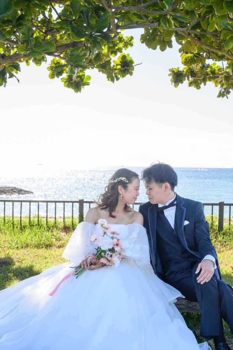 自然に囲まれながら交わす、幸せいっぱいの笑顔