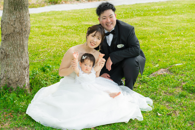 芝生の上でピクニック気分!家族写真
