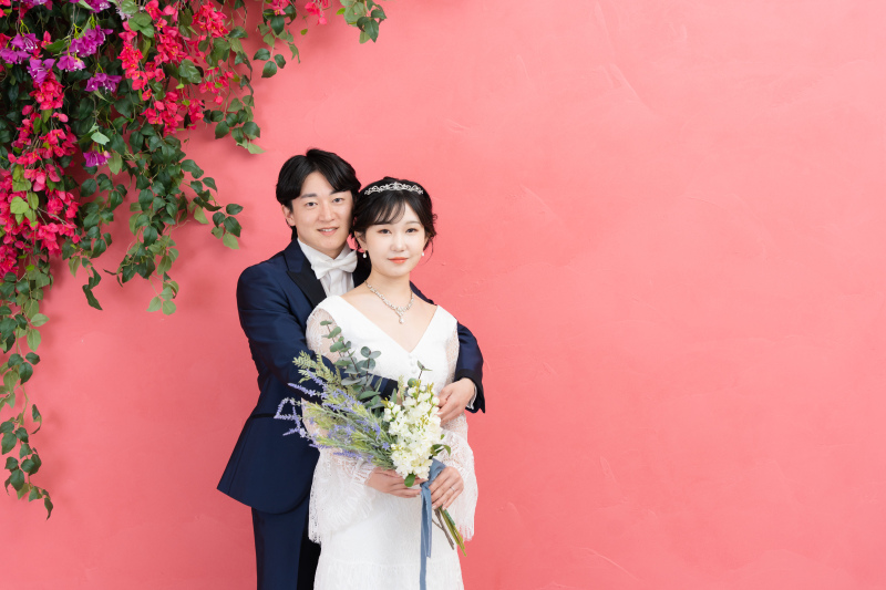 そっと抱き寄せるおふたりらしい優しさ溢れる瞬間♡