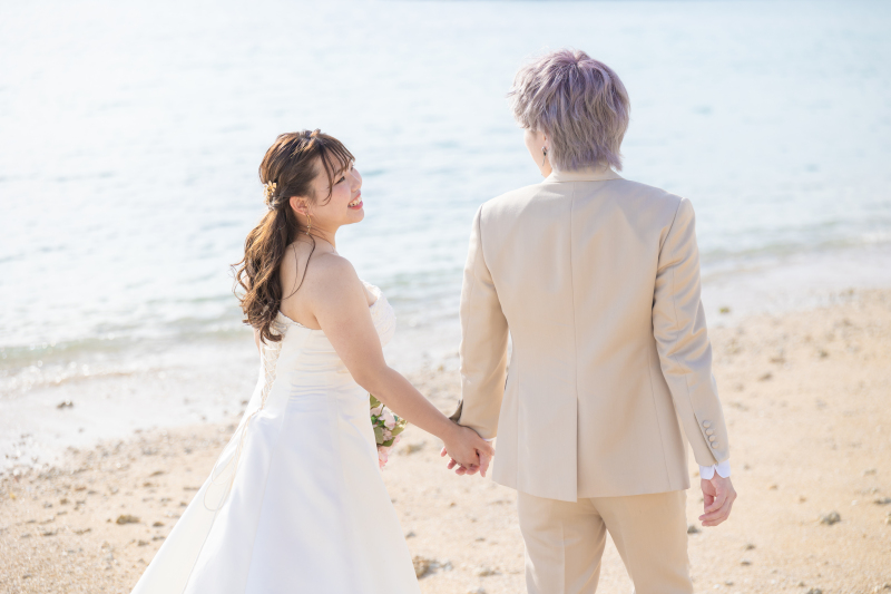 振り返り笑顔が輝く後ろ姿フォト