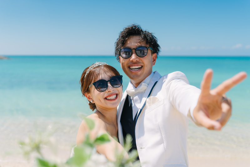 サングラスをかけて、笑顔弾けるピースサイン!