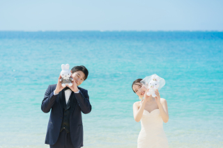 ヘアチェンジで雰囲気を変えて♩沖縄の青い海と緑、笑顔あふれるフォトウェディング。