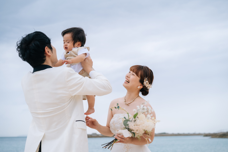 高い高いで弾けるベビーの笑顔