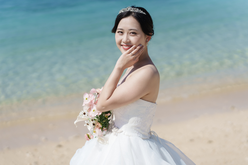 光輝く水面を背景に。振り返る花嫁の優美な微笑み。