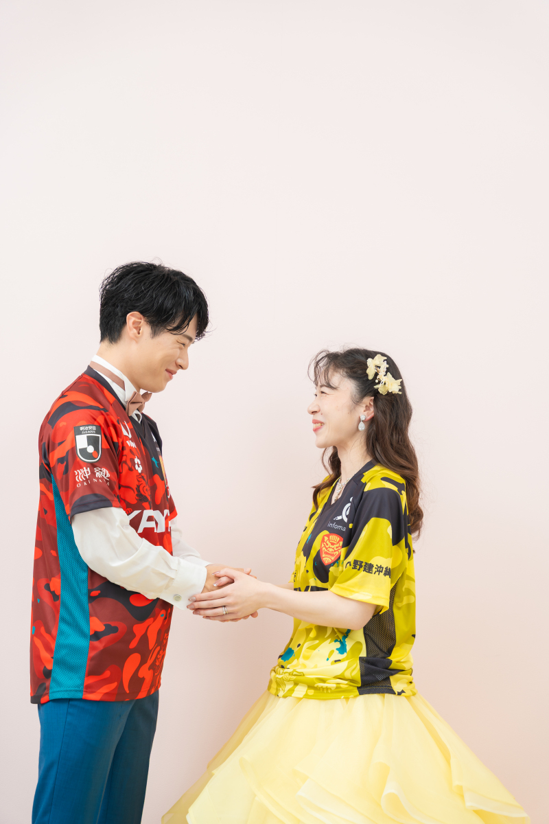 ユニフォーム姿で手を取り合うおふたりらしい一コマ