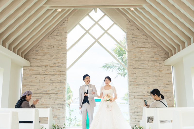 祝福の光に包まれて。扉の先で弾ける、眩しい笑顔。