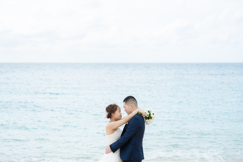 どこまでも広がる青い海を背に、永遠の愛を誓い合う