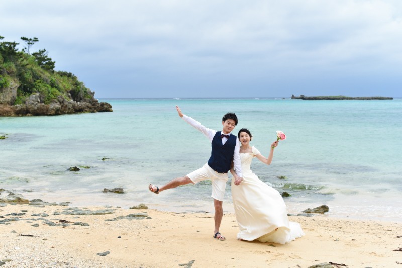 緑のトンネルの向こうに広がる青い海!