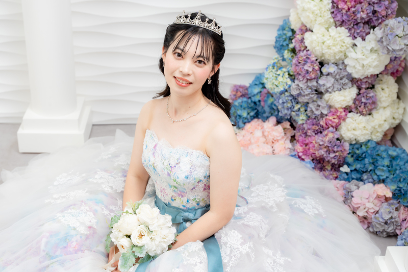 満開の紫陽花に囲まれたお座りポーズ