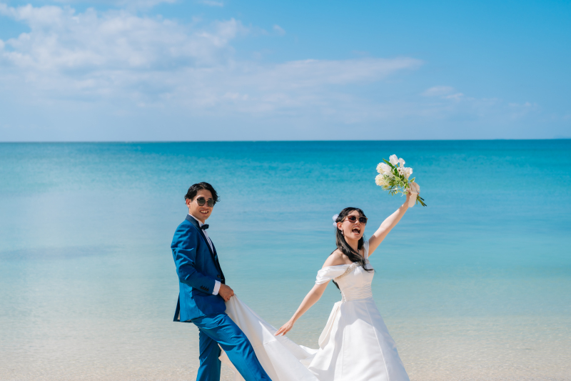 お揃いのサングラスで!遊び心満載のビーチフォト。