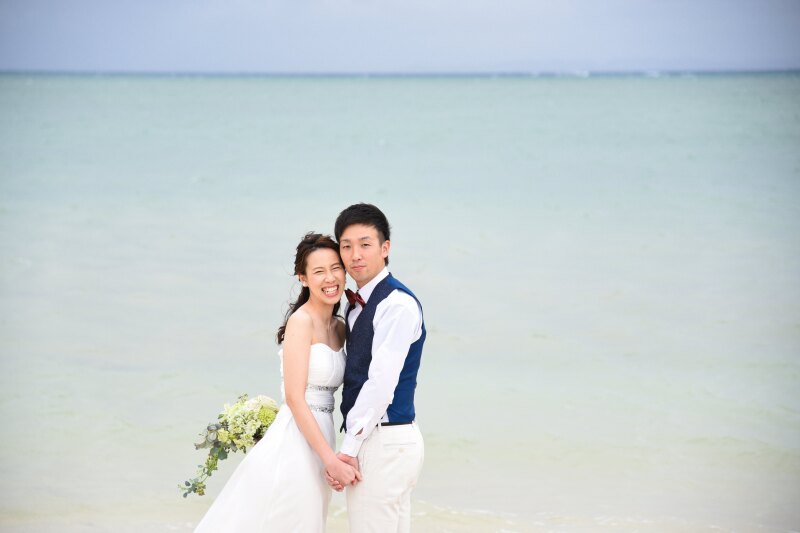 海をバックに♪