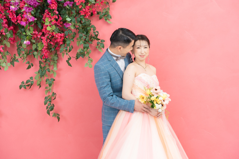 リゾート感溢れる背景でのスタジオ撮影