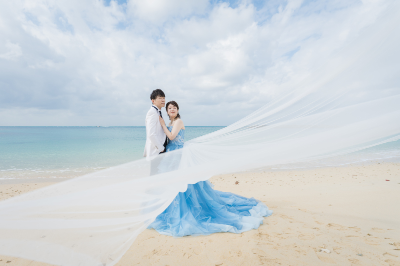 風に舞う神秘的なベールと青の輝きを閉じ込めて