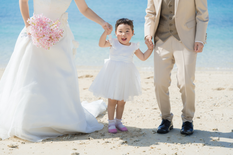小さな手をつないで歩く家族の幸せなワンシーン
