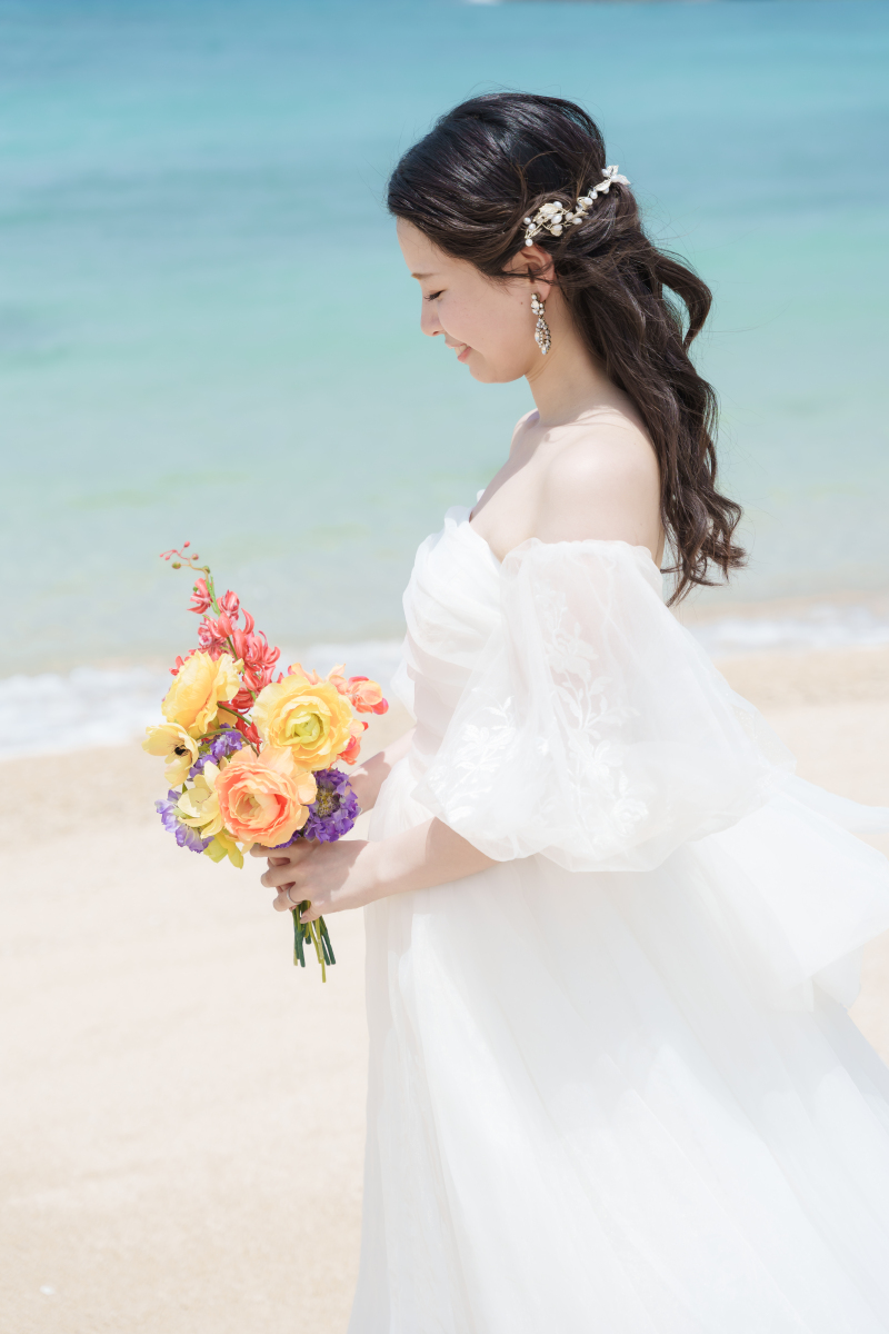 美しい海に祝福されて佇む、可憐で華やかな花嫁姿