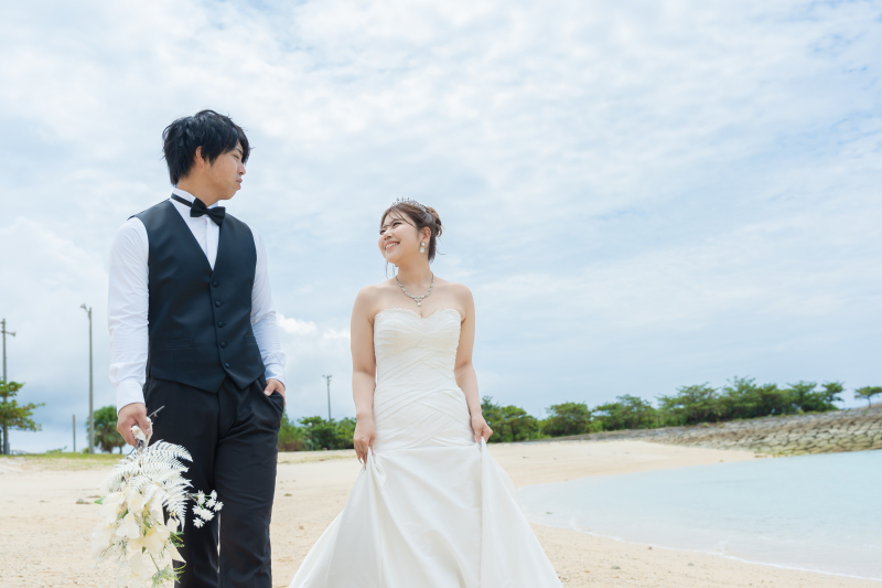 ドレスの裾をふんわりと持ち上げて微笑み合うお姿!