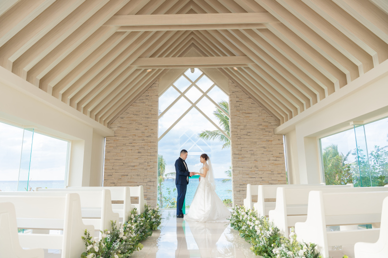 沖縄の青い海と緑に包まれて。笑顔溢れるチャペル＆ビーチで叶えるフォトウェディング