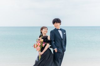 ブラックドレスが映える沖縄ビーチとスタジオのフォトウェディング
